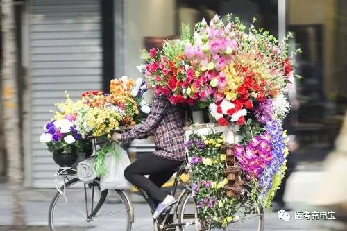 外卖小伙副业赚钱不_药品从事人员岗前培训_除了开电子烟店还能