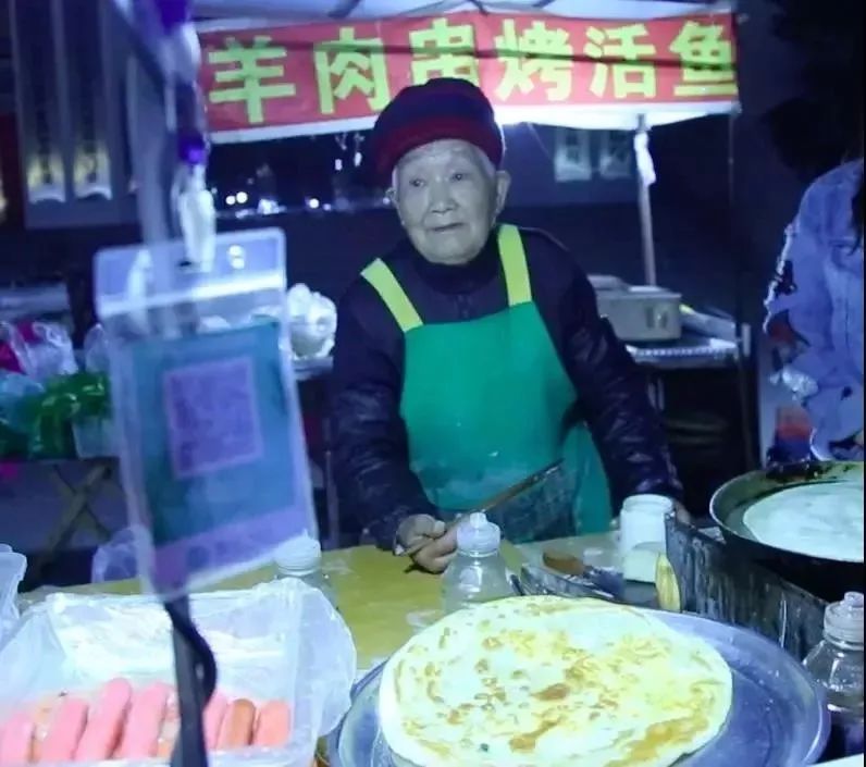 地摊经济火爆_地摊经济的认识和看法范文_副业卖垃圾桶赚钱吗